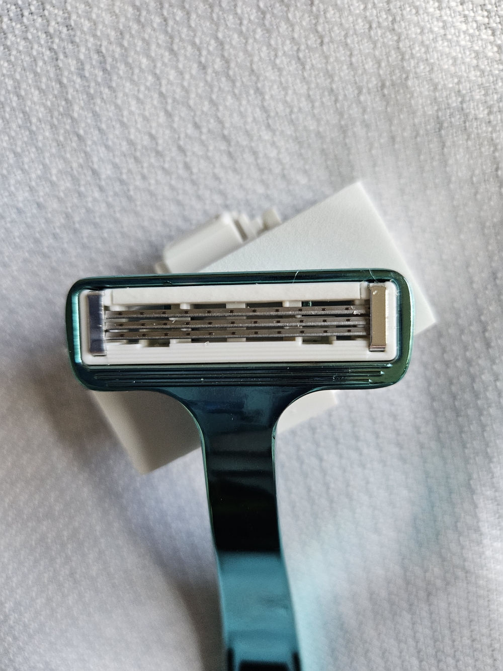 Shave With "V" Razor And Refills - Picture 3 of 3